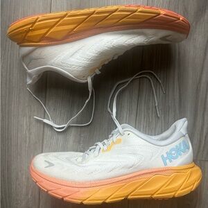 Hoka Arahi 6 trainers